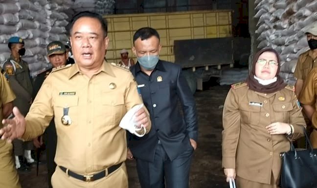 Bupati Lahat Cik Ujang usai mendatangi gudang PT Pusri  di  Kelurahan Pagar Agung, Lahat. (ist/rmolsumsel.id)