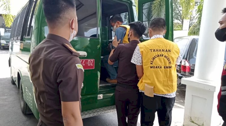 Dua tersangka korupsi Proyek Jalan Semendo saat digiring ke mobil tahanan Kejari Muara Enim. (ist/rmolsumsel.id)
