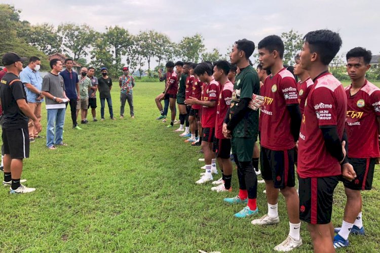 Presiden PS Palembang Ratu Dewa menyampaikan pesan dan motivasi kepada para pemain dan ofisial yang berjuang di babak 32 Besar Liga 3 di Kendal, Jawa Tengah, Selasa (15/2). (MO PS Palembang/rmolsumsel.id)