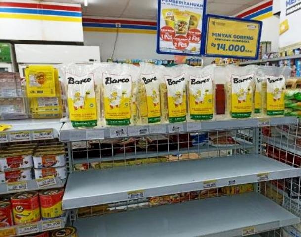 Kondisi rak sebuah minimarket yang mengalami kekosongan minyak goreng. (Net/rmolsumsel.id)