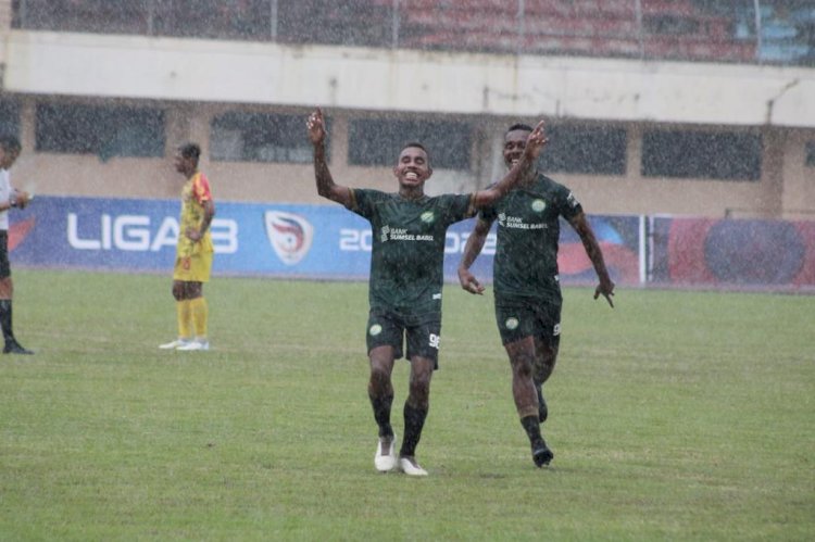 Pemain PS Palembang Aprius Fernando Surbay selebrasi setelah berhasil mencetak gol ke gawang PS Tanbu Putra, Kamis sore (17/2). (MO PS Palembang/rmolsumsel.id)