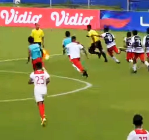 Tangkapan layar pemain Maluku FC mengejar wasit Hafidz Nuridho pada laga di Stadion Brawijaya, Kediri, Kamis (17/2). (Ist/rmolsumsel.id)