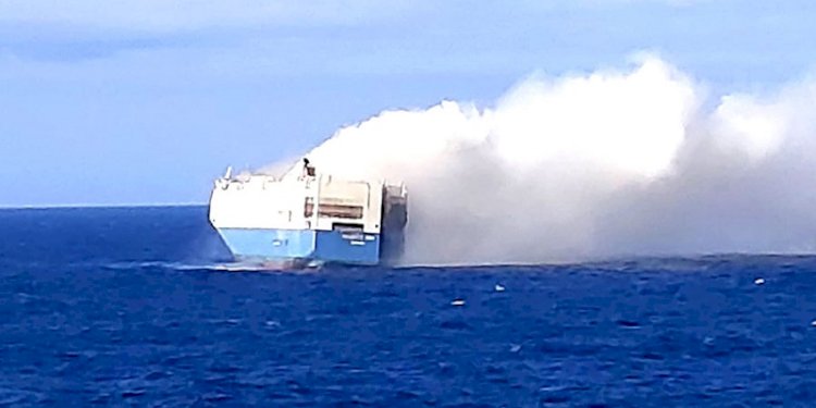 Kapal kargo pengangkut ribuan mobil mewah saat terbakar di Samudra Atlantik. (Istimewa/net)