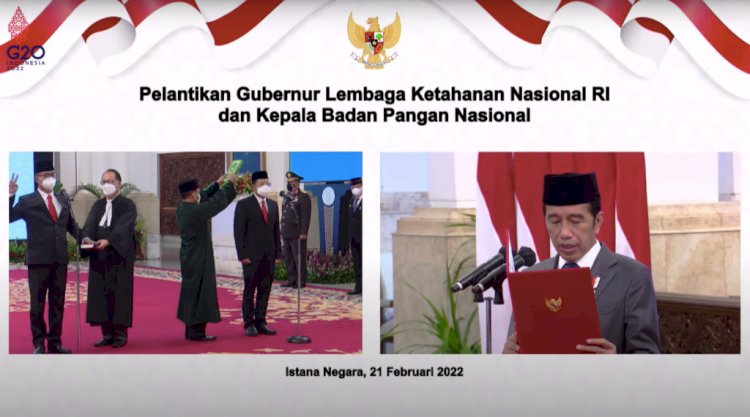 Tangkapan layar Presiden Joko Widodo saat melantik Gubernur Lemhanas RI Andi Widjajanto dan Kepala Badan Pangan Nasional Arief Prasetyo Adi di Istana Negara, Jakarta, Senin (21/2). (BPMI Setpres/rmolsumsel.id)