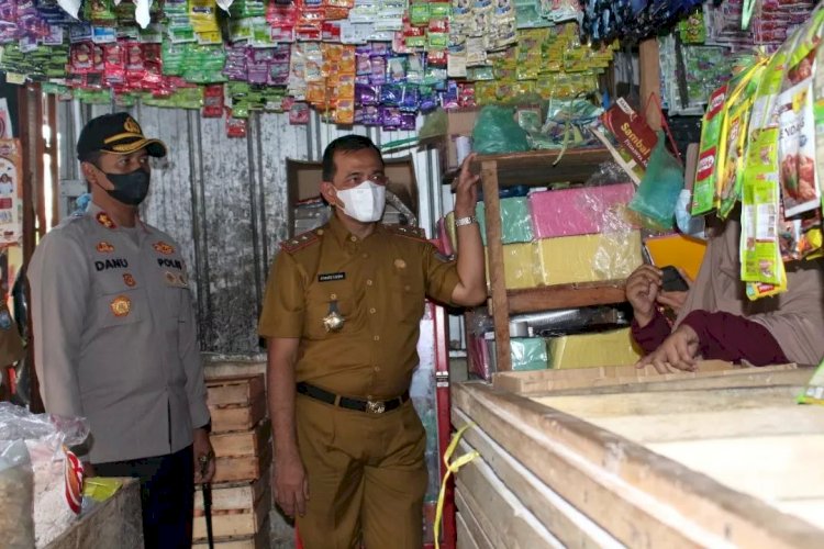 Plh Bupati OKU Edward Candra bersama Kapolres OKU AKBP Danu Agus Purnomo sidak minyak goreng di beberapa pedagang. (Diskominfo OKU/rmolsumsel.id)