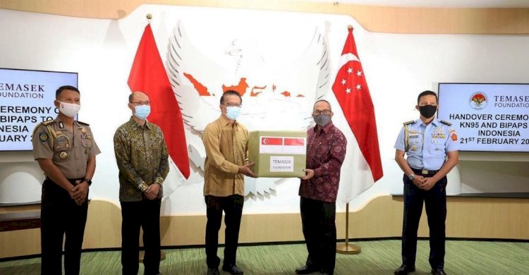 Chief Executive Temasek Foundation International Benedict Cheong menyerahkan secara simbolis bantuan ventilator dan masker untuk penanganan Covid-19 di Indonesia yang diterima oleh Dubes RI untuk Singapura Suryo Pratomo. (suryo.pratomo/rmolsumsel.id)