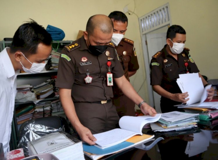 Kejati Sumsel saat melakukan penggeledahan di Kantor BPN OKI. (Istimewa/rmolsumsel.id)