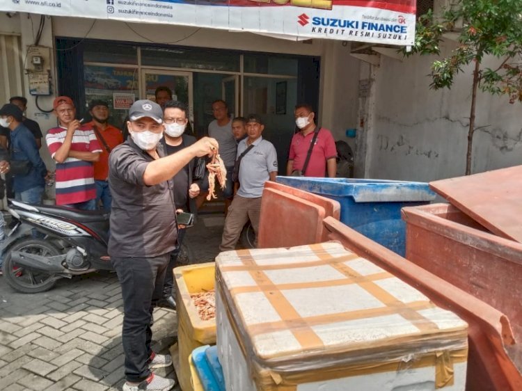 Puluhan pedagang saat membuang rajungan yang sudah busuk di depan kantor leasing.  (Istimewa/rmolsumsel.id)