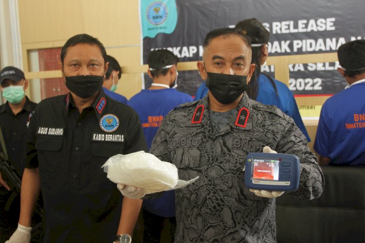 Kepala BNNP Sumsel, Brigjen Pol Djoko Prihadi saat memberikan keterangan pers. (Humaidy Kennedy/rmolsumsel.id)