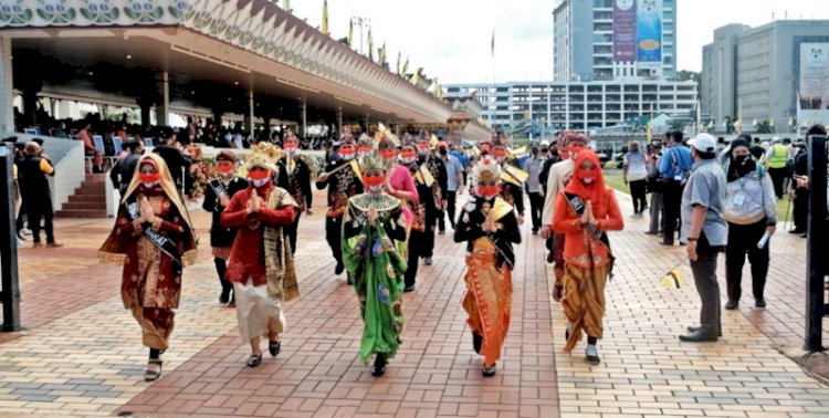 PERMAI saat menampilkan 12 baju ada dari berbagai provinsi di Indonesia saat Hari Kebangsaan Brunei Darussalam. (Istimewa/net).