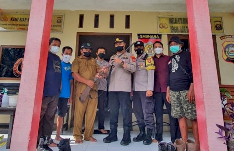 Warga menyerahkan senjata api rakitan ke Polsek Keluang secara sukarela. (Ist/Rmolsumsel.id). 