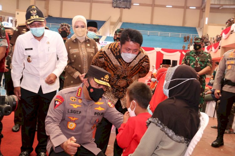Kapolri, Jenderal Listyo Sigit Prabowo saat meninjau langsung proses vaksinasi di OKI, Sumsel. (Istimewa/rmolsumsel.id)