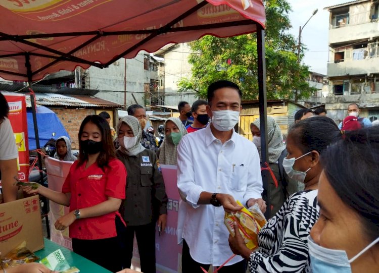 Sekda Palembang, Ratu Dewa saat memberikan minyak goreng dalam operasi pasar. (Istimewa/rmolsumsel.id)