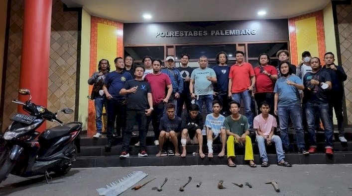 Lima pelaku begal sadis yang tidak segan melukai korban ditangkap Opsnal Unit Pidum dan Tekab 134 Sat Reskrim Polrestabes Palembang, Selasa (22/2) malam.(ist/rmolsumsel.id)