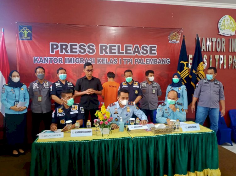 Seorang WNA asal Tiongkok yang didepotasi oleh Kantor Imigrasi Kelas I TPI Palembang. (Istimewa/rmolsumsel.id)