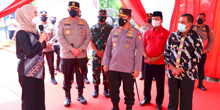 Kapolri Jenderal Listyo Sigit Prabowo didampingi Kapolda Riau Irjen Mohammad Iqbal saat meninjau isolasi terpusat di Asrama Haji Pekanbaru, Riau/Ist