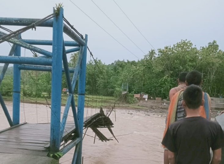 Kondisi jembatan gantung di Desa Lontar yang putus akibat diterjang banjir bandang pada Oktober dan kini telah diperbaiki dan akan diresmikan. (Istimewa/rmolsumsel.id)