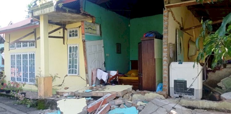 Rumah warga yang rusak akibat gempa berkekuatan M6,1 di Pasaman Barat, Sumatera Barat pada Jumat (25/2). (Ist/rmolsumsel.id)