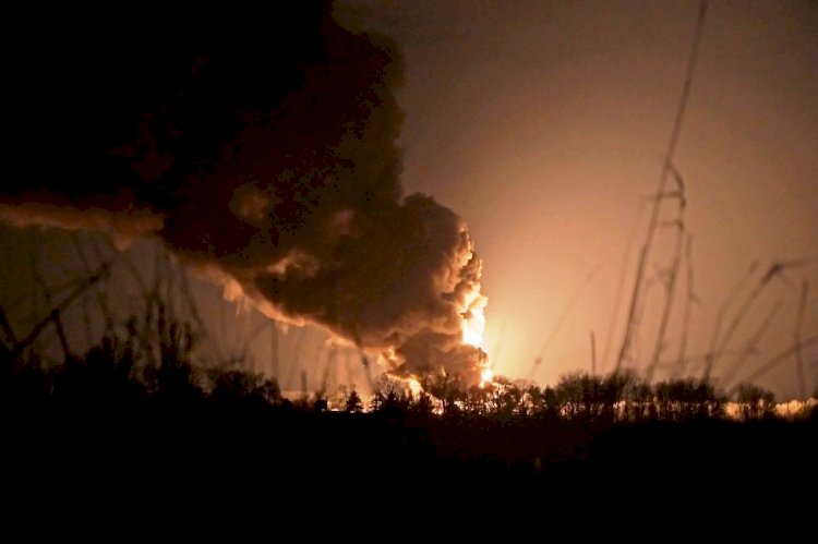 Asap membubung tinggi dari depot minyak yang terbakar dilaporkan terkena tembakan di dekat pangkalan udara militer Vasylkiv di wilayah Kyiv, Ukraina, 27 Februari 2022. (Reuters/rmolsumsel.id)