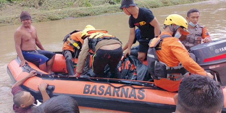 Personil SAR Gabungan mengevakuasi korban/Dok. Kantor SAR Medan