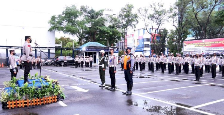 Irwasda Polda Sumsel Kombes Ulung Sampurna Jaya saat memimpin apel gelar pasukan Operasi Keselamatan Musi 2022, Selasa (1/3). (Ist/rmolsumsel.id)
