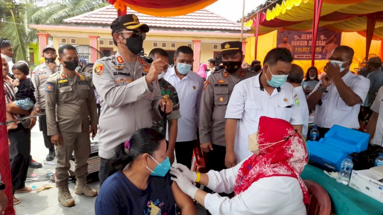 Warga mengikuti vaksinasi berhadiah minyak goreng dan beras di Polsek Babat Toman. (Ist/Rmolsumsel.id). 