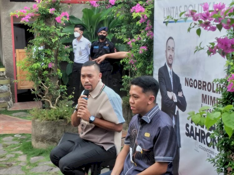 Crazy Rich Tanjung Priok, Ahmad Sahroni saat menjadi narasumber  saat menjadi narasumber dalam acara Ngobrolin Mimpi di Coventown Cafe. (ist/rmolsumsel.id)