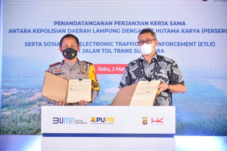 Penandatanganan perjanjian Kerjasama dan Sosialisasi Mekanisme Tilang Elektronik di Pintu Tol Kota Baru. (ist/rmolsumsel.id)