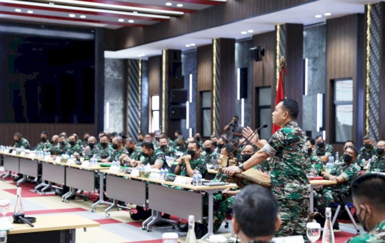 Kasad Jenderal Dudung Abdurachman memberikan pengarahan kepada para perwira tinggi TNI AD di Mabesad. (Dispenad/rmolsumsel.id)