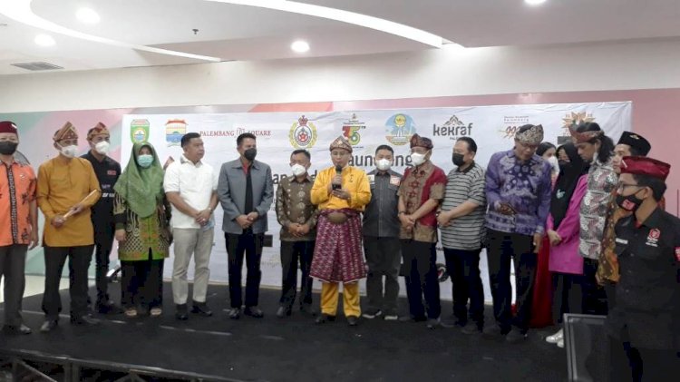 SMB IV RM Fauwaz Diradja membacakan deklarasi Peringatan Hari Jadi Kesultanan Palembang Darussalam 2022 pada peringatan milad ke-356 Kesultanan Palembang Darussalam, Kamis (3/3). (Ist/rmolsumsel.id)