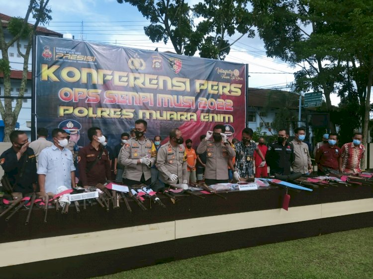 Polres Muara Enim saat menggelar konfrensi pers Operasi Senpi Musi 2022. (Istimewa/rmolsumsel.id)