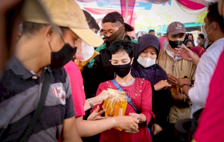 Warga Palembang antre untuk mendapatkan minyak goreng pada operasi pasar di Pasar KM 12, Sabtu (5/3). (Kemenko Perekonomian/rmolsumsel.id)