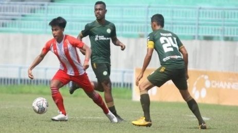 Pemain Deltras Sidoarjo melewati dua pemain PS Palembang/repro