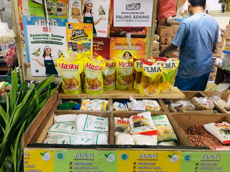 Minyak goreng produksi Sinar Mas Agribusiness and Food dijual di pasar tradisional. (Ist/rmolsumsel.id)