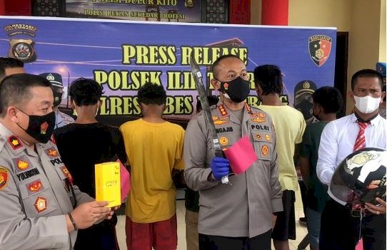 Kawanan begal yang berjumlah lima orang yang dibawah umur MAF (16), RA (15), AF (15), AK (15) dan Ej (14) nekat membacok pengandara motor di SPBU Golf, Ilir Timur (IT) II Palembang, Minggu (20/2) sekitar pukul 03.00 dini hari lalu, berhasil ditangkap di kediamannya masing-masing/ist