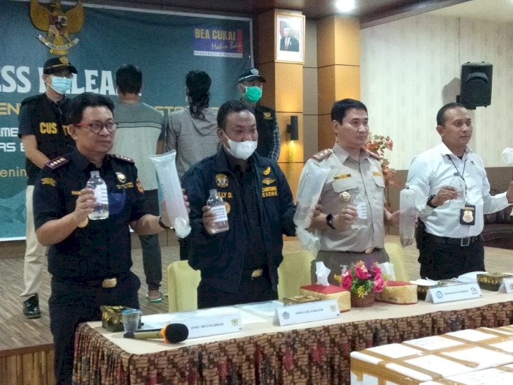 Kantor Bea Cukai Palembang bersama Tim Satgas Benih Bening Lobster (BBL) Polda Sumsel menggagalkan penyelundupan 183.700 ekor benih bening lobster di perairan sungai Musi Minggu (6/3). (ist/rmolsumsel.id)   
