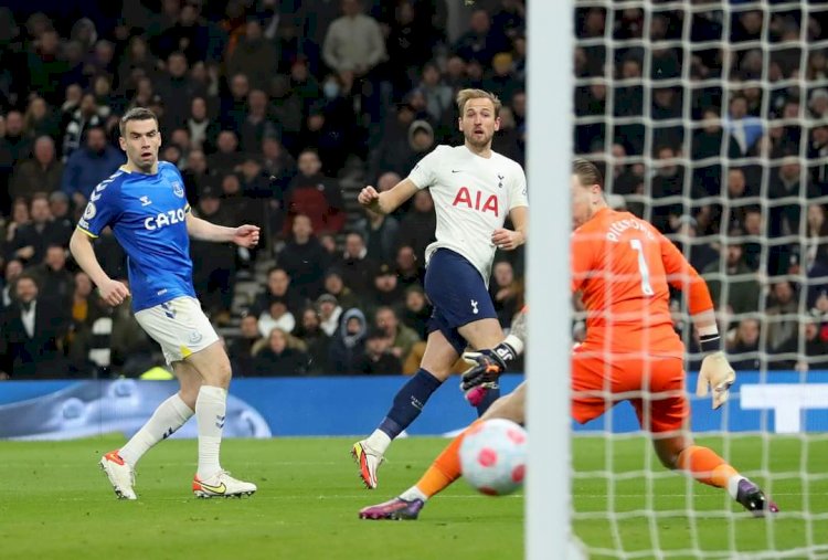 Penyerang Tottenham Hotspurs Hary Kane menjebol gawang Everton yang dijaga Jordan Pickford/net