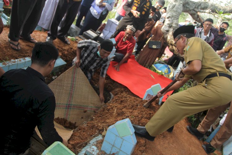 Sekda Sumsel, SA Supriyono saat ikut menguburkan Eddy Yusuf di TPU Puncak Sekuning, Palembang. (Humaidy Kennedy/rmolsumsel.id)