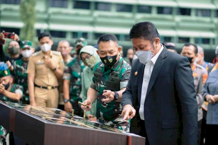 Kasad Jenderal Dudung Abdurachman dan Gubernur Sumsel Herman Deru saat menandatangani prasasti peresmian Gedung C Makodam II/Sriwijaya dan Gedung Makorem 044/Gapo. (Humas Provinsi Sumsel/rmolsumsel.id)