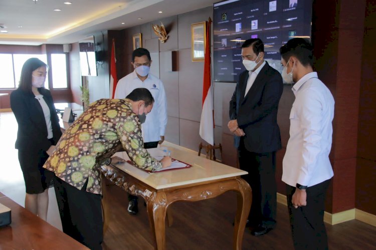 Wali Kota Palembang, Harnojoyo saat menandatangani kerjasama PSEL di Palembang. (Istimewa/rmolsumsel.id)