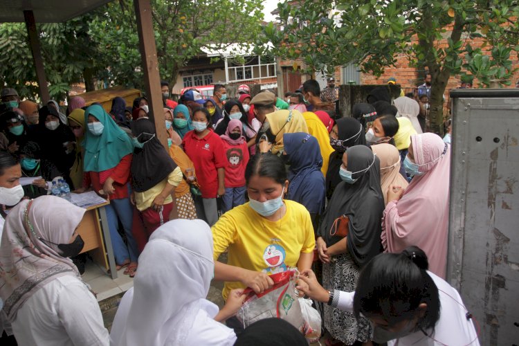 Operasi Pasar minyak goreng yang digelar di Kantor Lurah Srijaya. (humaidy kenedy/rmolsumsel.id)