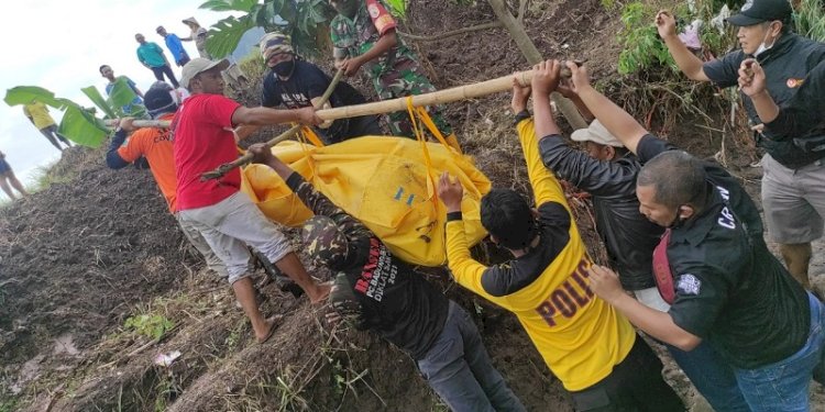 Evakuasi korban tewas akibat banjir bandang di Kabupaten Malang. (ist/rmolsumsel.id)
