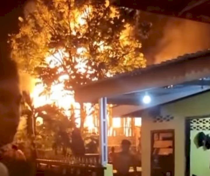 Kebakaran yang melanda rumah Safaruddin. (ist/rmolsumsel.id)