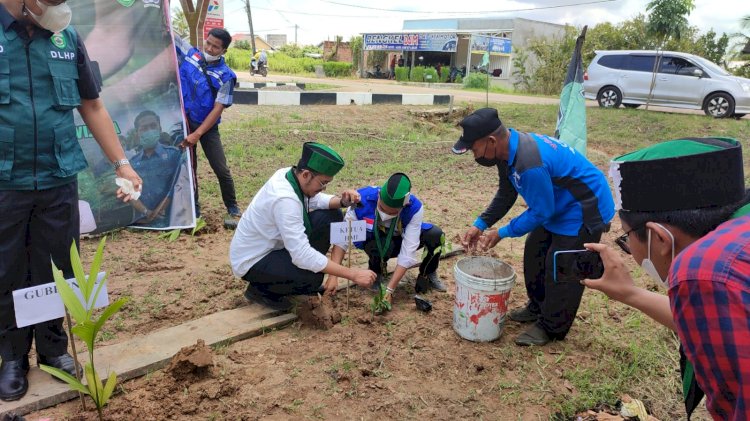 HMI Palembang bersama DLHP melakukan penanaman 10 ribu pohon di Kampung Buah, Kelurahan Sukamulyo, Kecamatan Sematang Borang, Palembang, Kamis (10/3). (ist/rmolsumsel.id)