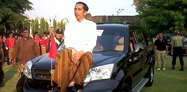 Presiden RI, Joko Widodo saat menunjukkan mobil dalam negeri Esemka. (Istimewa/net)
