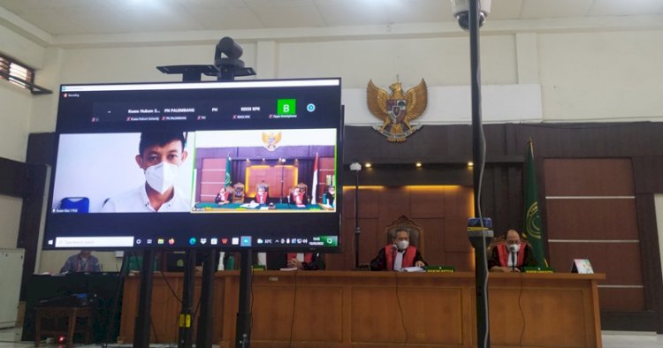 Terdakwa Suhandy dalam layar monitor bersiap mendengar putusan Majelis Hakim/Foto:Yosep Indra Praja