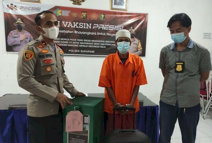 Kapolsek Sukarami Kompol Budi Hartono Sutrisno menunjukkan pelaku pencurian kotak amal masjid. (Ist/rmolsumsel.id)