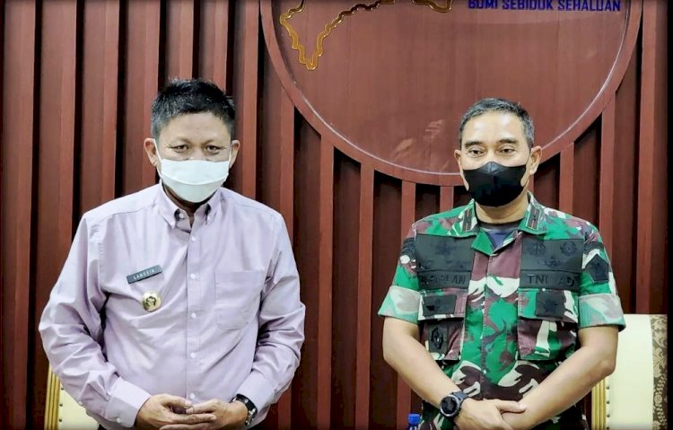 Bupati OKU Timur Lanosin saat menerima Danpuslatpur Kodiklat TNI AD Martapura Brigjen Suparlan Purwo Utomo, Kamis (10/3). (Diskominfo OKU Timur/rmolsumsel.id)