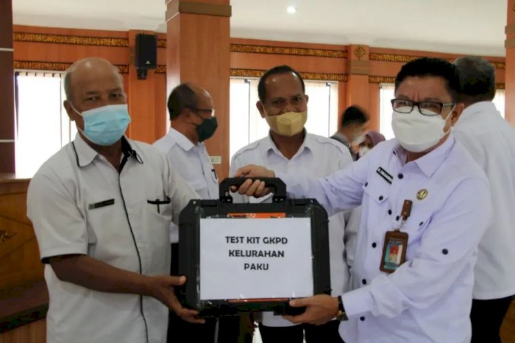 Asisten Bidang Pembangunan dan Perekonomian Setda OKI Zulkarnain menyerahkan test kit keamanan pangan kepada Kelurahan Paku, Kamis (10/3). (Diskominfo OKI/rmolsumsel.id)