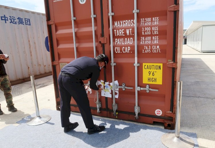 Petugas Bea dan Cukai memeriksa barang yang masuk melalui KPPBC Tipe Madya Pabean C Mataram. (Kemenkeu/rmolsumsel.id)